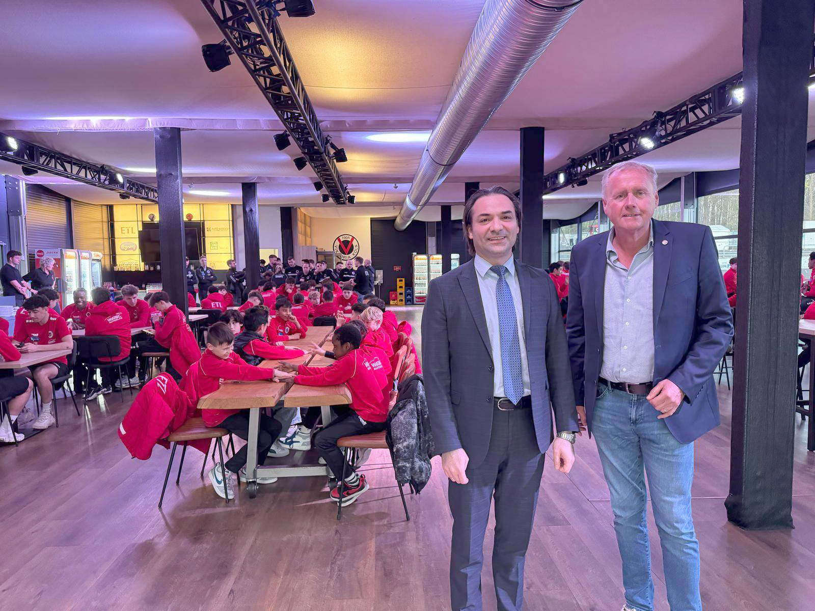 Alman spor kulübü FC Viktoria Köln, üçüncü iftarında futbolcularıyla bir araya geldi