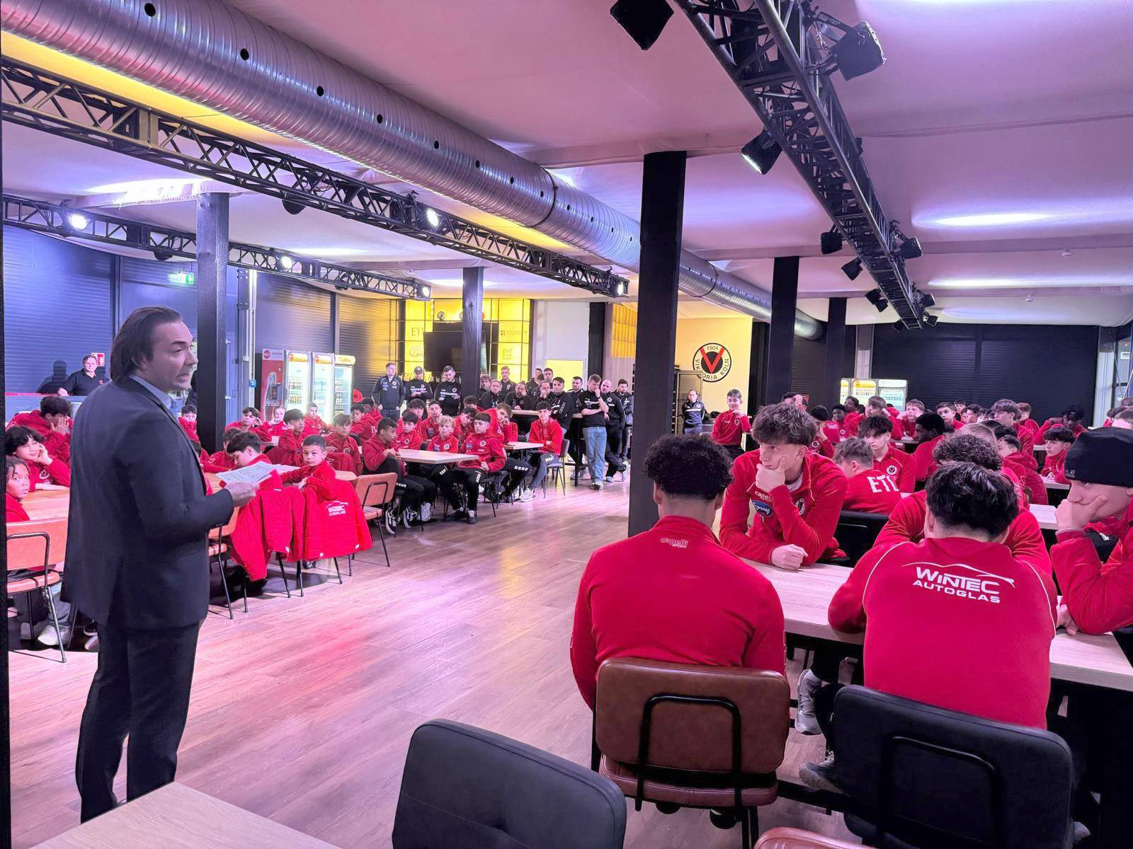 Alman spor kulübü FC Viktoria Köln, üçüncü iftarında futbolcularıyla bir araya geldi