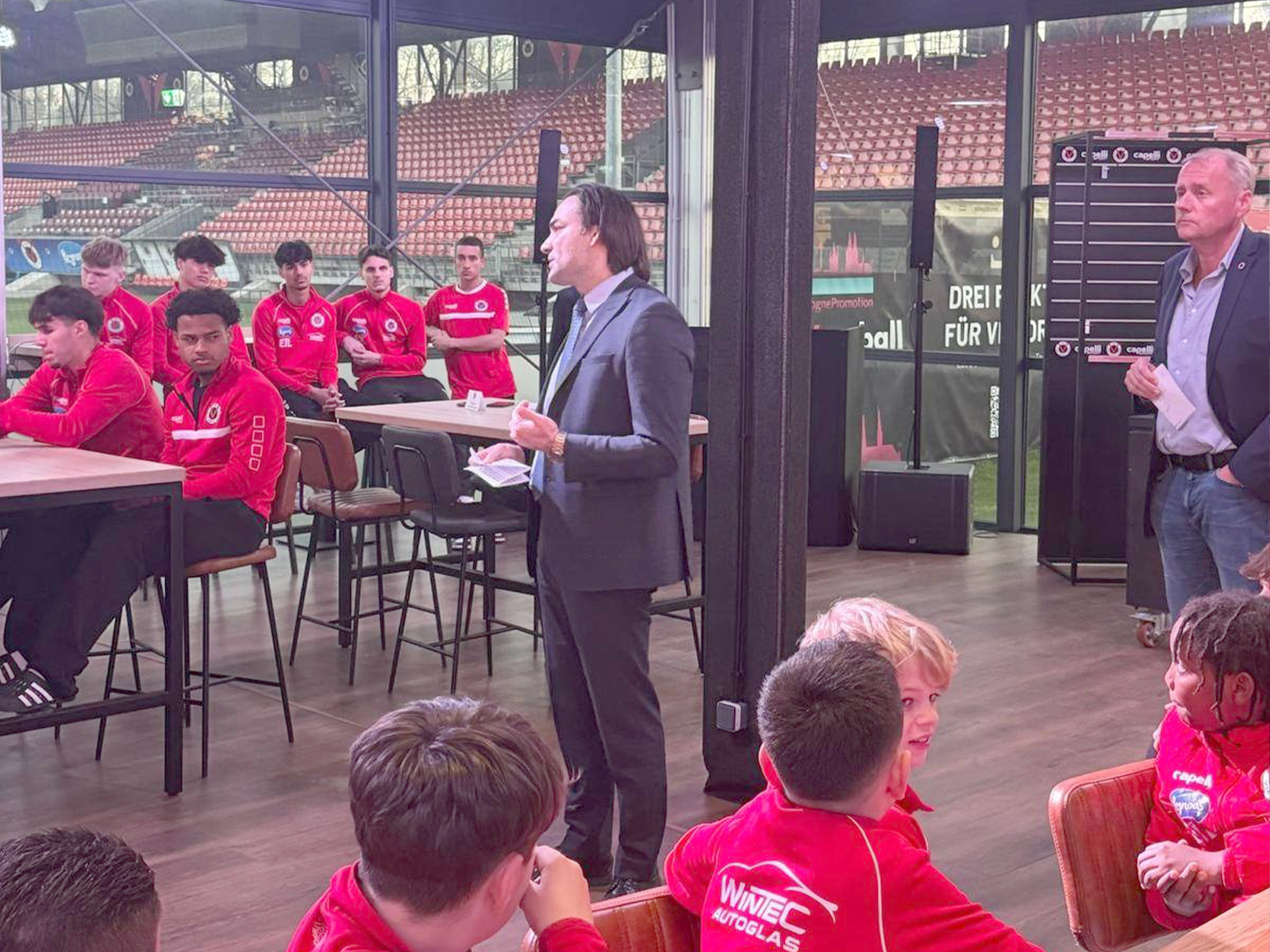 Alman spor kulübü FC Viktoria Köln, üçüncü iftarında futbolcularıyla bir araya geldi