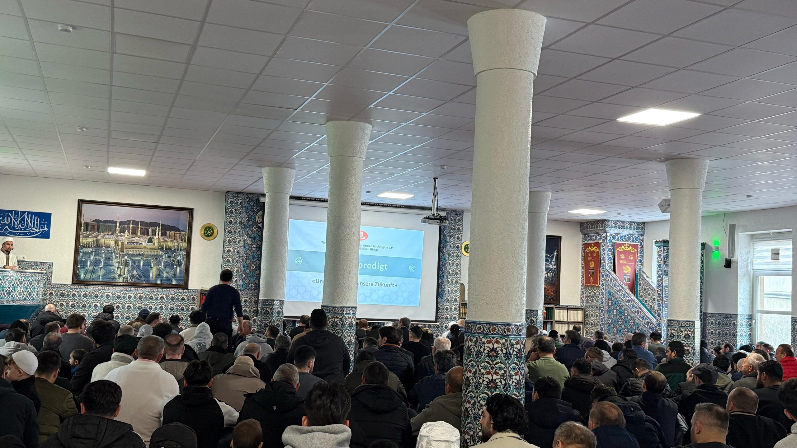 Witten’de Cuma bereketi: Camiler gençlerle doldu