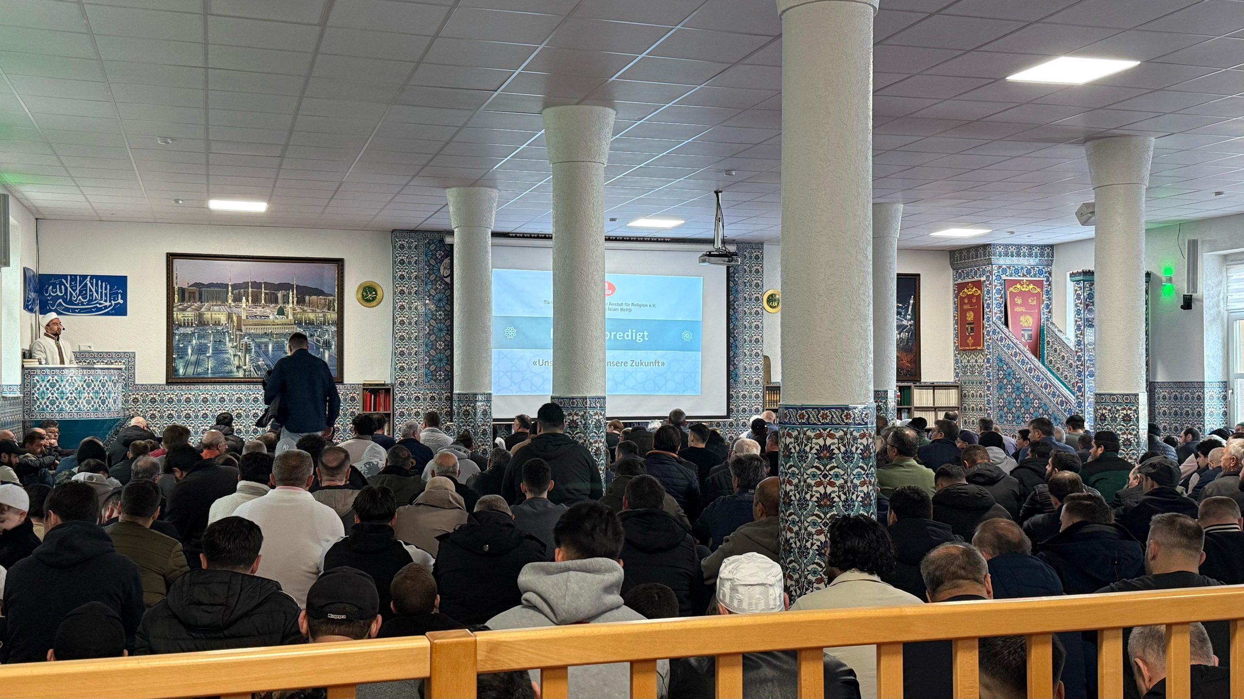 Witten’de Cuma bereketi: Camiler gençlerle doldu