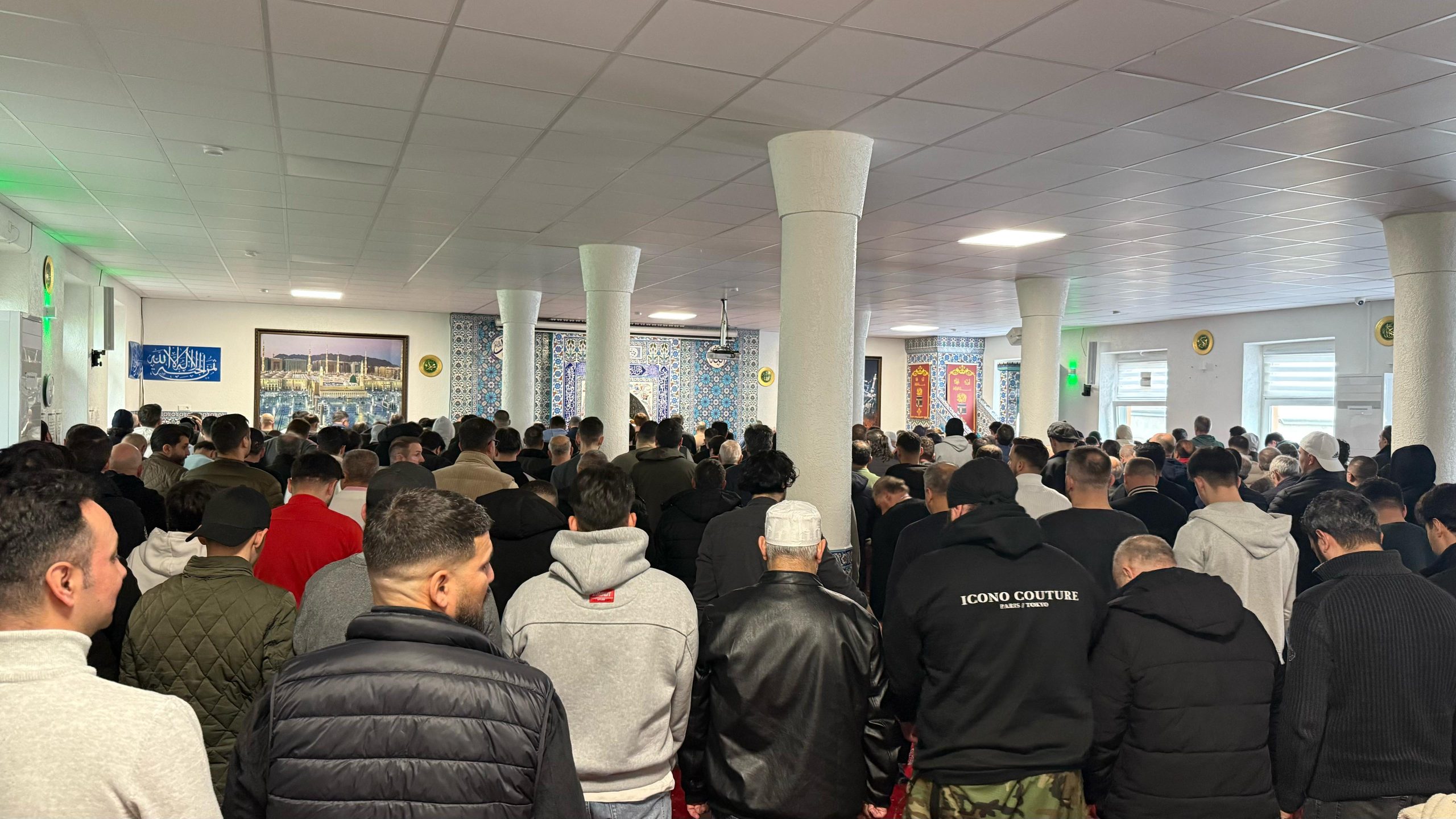 Witten’de Cuma bereketi: Camiler gençlerle doldu