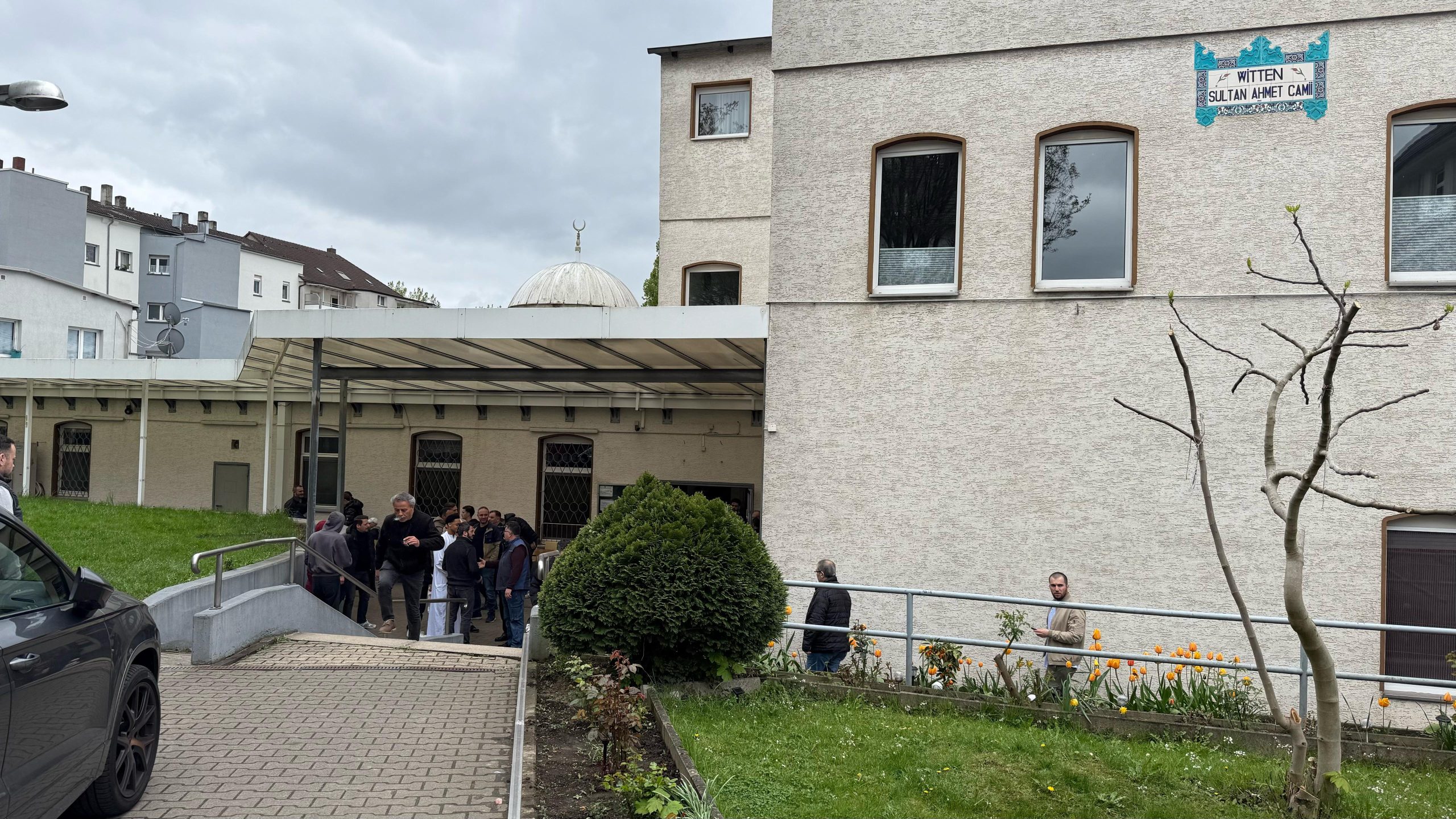 Witten’de Cuma bereketi: Camiler gençlerle doldu