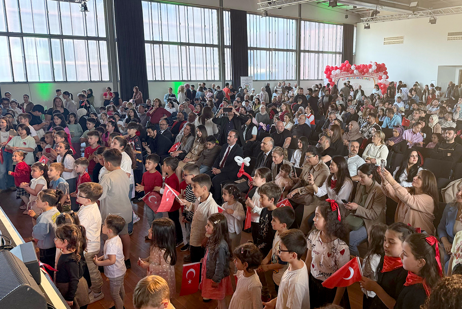 Essen’de 23 Nisan coşkusu tarihi mekanda yaşandı