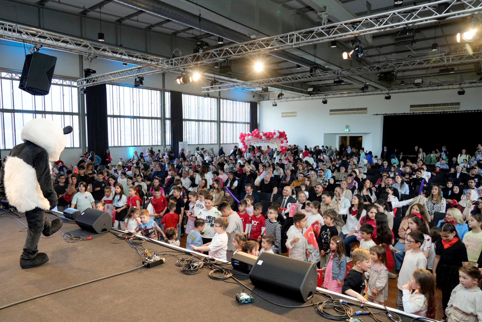 Essen’de 23 Nisan coşkusu tarihi mekanda yaşandı