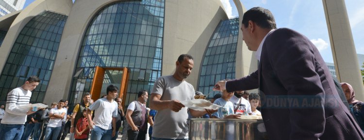 Köln DİTİB Merkez Camii‘nde kavurma ikramı