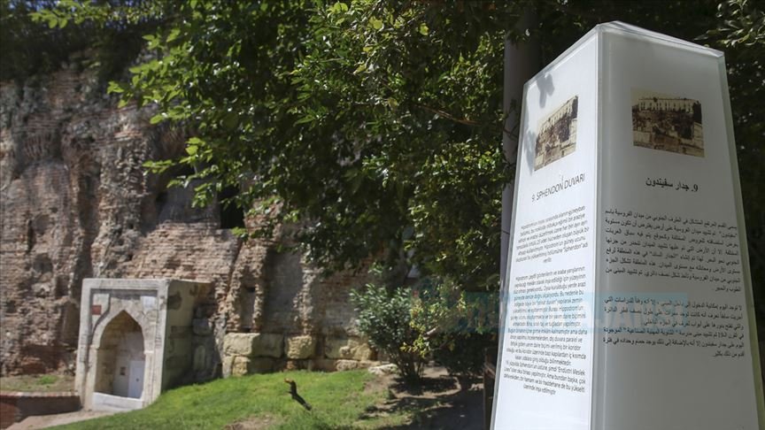 Sultanahmet'in 1700 yıllık Sfendon Duvarı'ne ziyaretçilerin ilgisi