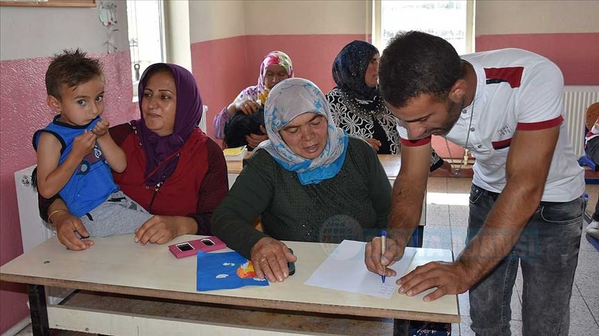 Köyde yaşayan 7'den 70'e herkes İngilizce kursuna gidiyorlar