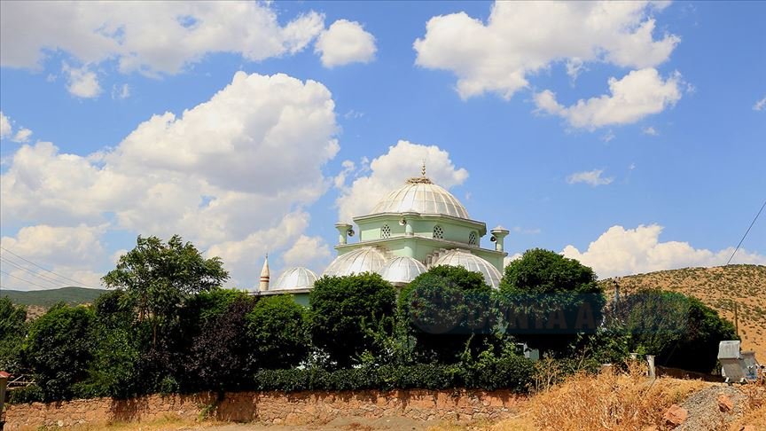 Cami ile minare arasındaki 100 metre uzaklık dikkat çekiyor