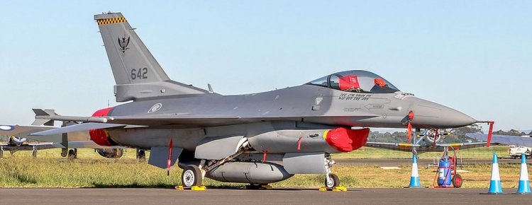 Fransa'da Belçika'ya ait F-16 savaş uçağı düştü