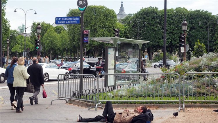 Paris'te 700 çocuk geceyi sokakta geçiriyor