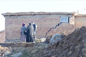 Kızılay deprem bölgesinde sıcak yemek dağıtımına başladı