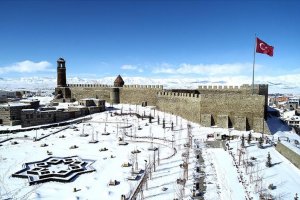 Erzurum'un tarihi mekanları kışın ayrı bir güzel