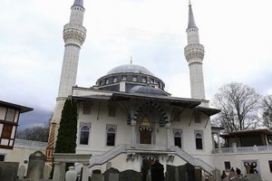 Almanya'daki camilerin Mayıs ayında açılması gündemde