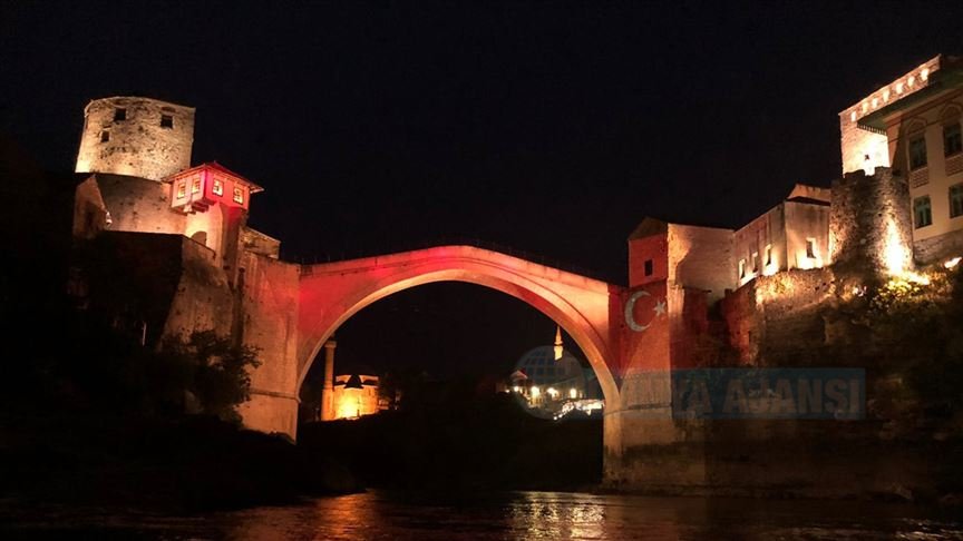 Mostar Köprüsü, ay-yıldıza büründü