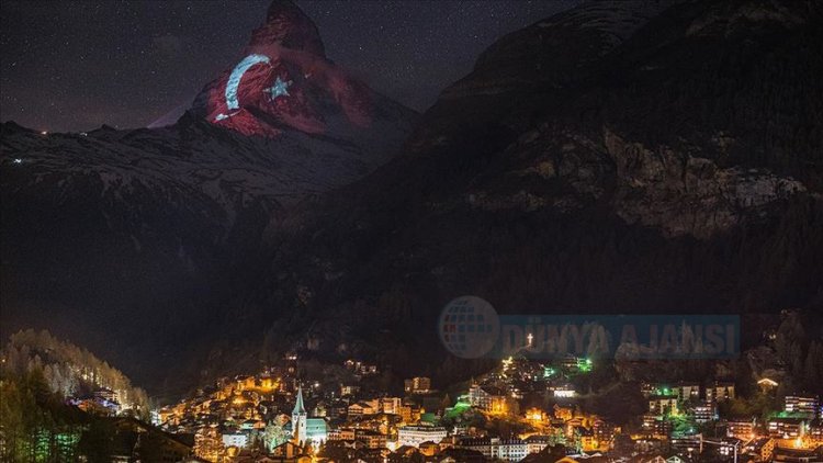 İsviçre Alpleri'nin zirvesinde Türk bayrağı dalgalandı