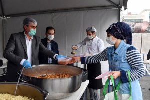 Başkan Dündar kepceyi eline aldı