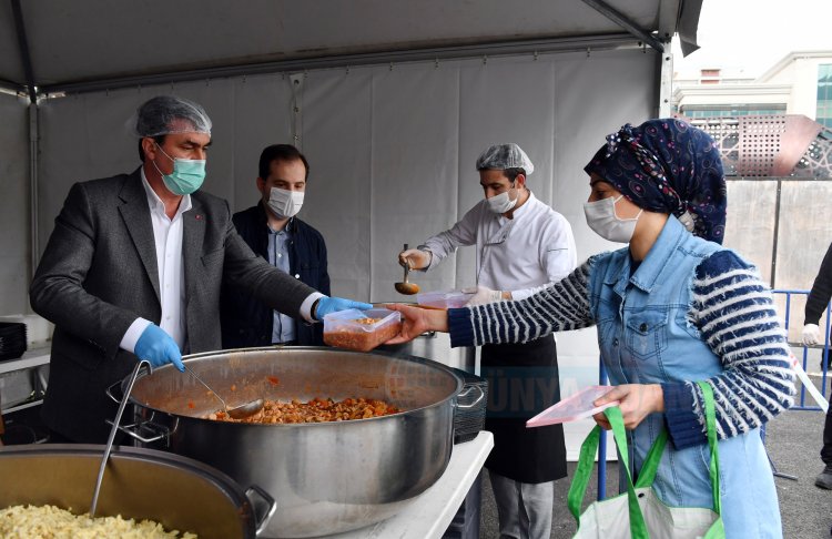 Başkan Dündar kepceyi eline aldı