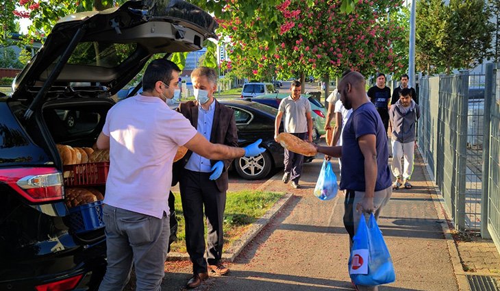 DİTİB’den yurtlarda kalan mültecilere Ramazan pidesi