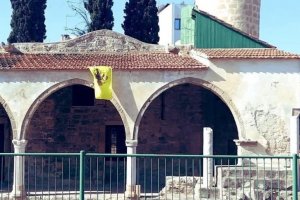 Kıbrıs'taki Tuzla Camii’ne bizans bayrağı astılar