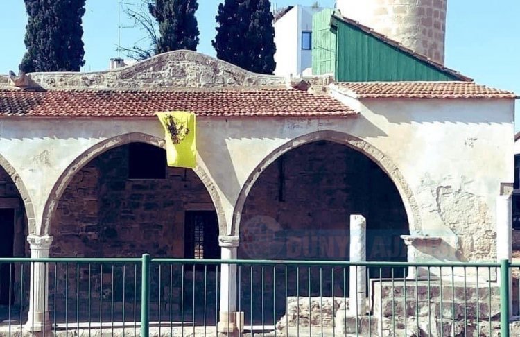 Kıbrıs'taki Tuzla Camii’ne bizans bayrağı astılar