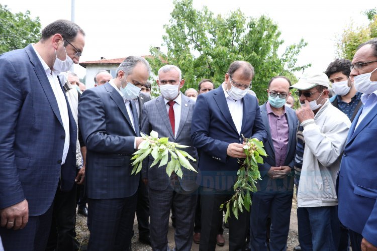 Bursa Büyükşehir Belediye Başkanı Aktaş, afet mağduru köylünün yanında