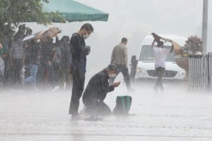 Ankara’da sağanak altında cuma namazı