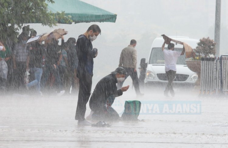 Ankara’da sağanak altında cuma namazı