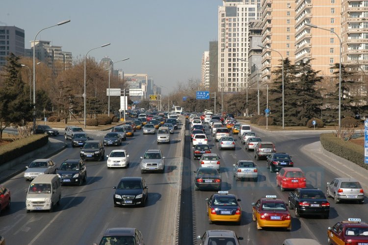 Almanya'da otoyollarda sıkışıklık alarmı