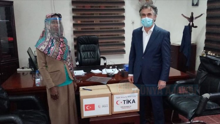 TİKA, Sudan Sağlık Bakanlığı'na ürettiği siperlikli maskeleri teslim etti