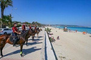 İzmir'in plajlarında atlı polis birlikleri görevde