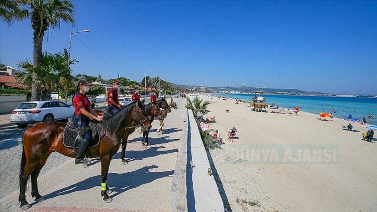 İzmir'in plajlarında atlı polis birlikleri görevde