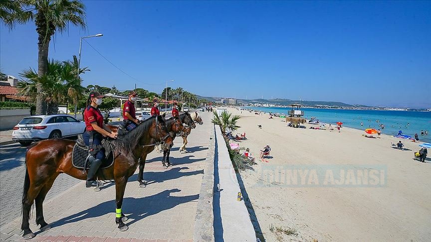 İzmir'in plajlarında atlı polis birlikleri görevde