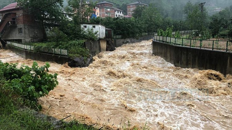 Trabzon'da şiddetli yağış Yomra, Sürmene ve Köprübaşı ilçelerinde heyelanlara yol açtı