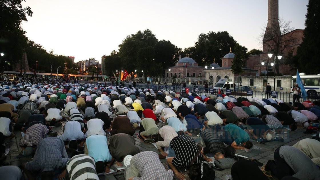 Ayasofya Meydanı'nda ilk akşam namazı kılındı