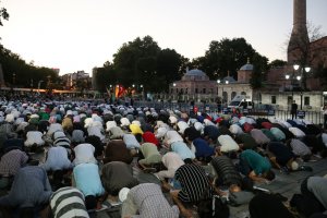 Ayasofya Meydanı'nda ilk akşam namazı kılındı