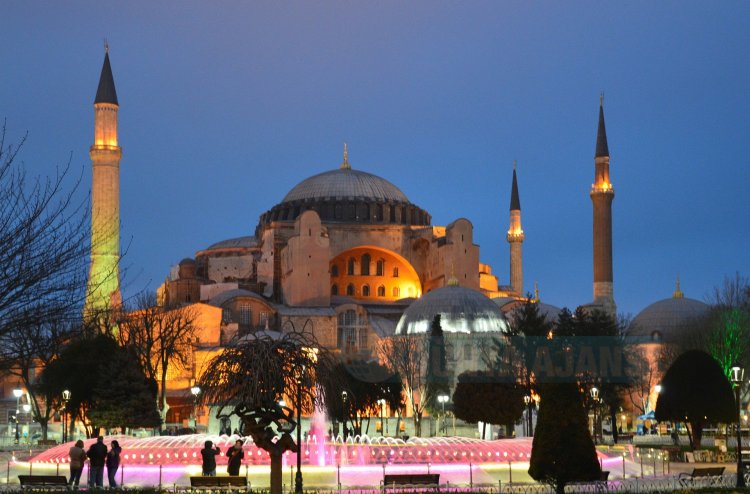 Ayasofya'nın prangalararının parçalandığı esaret dönemi sona ermiştir