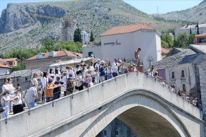 Mostar Köprüsü'nden Srebrenitsa katliamı kurbanları için 'sessiz atlayış'