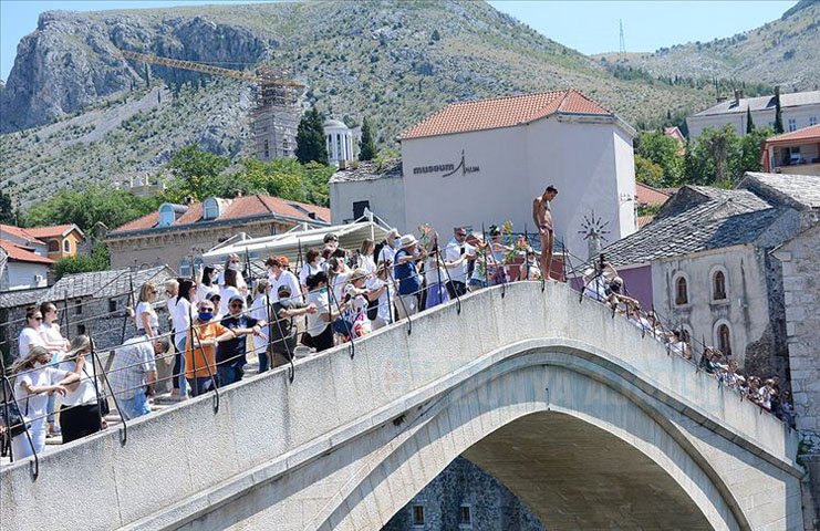 Mostar Köprüsü'nden Srebrenitsa katliamı kurbanları için 'sessiz atlayış'