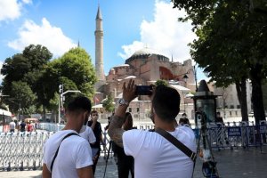 Ayasofya Camii yerli ve yabancı turistlerden yoğun ilgi görüyor