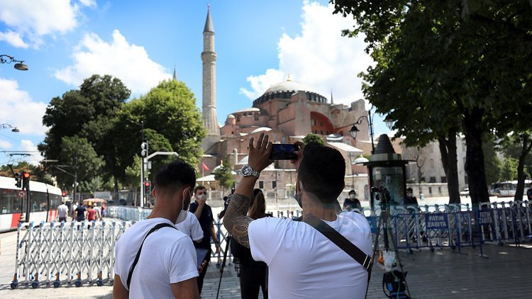 Ayasofya Camii yerli ve yabancı turistlerden yoğun ilgi görüyor