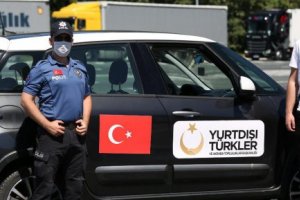 YTB, Memleket yoluna çıkan vatandaşlara Sırbistan sınırında hijyen paketleri dağıtıyor