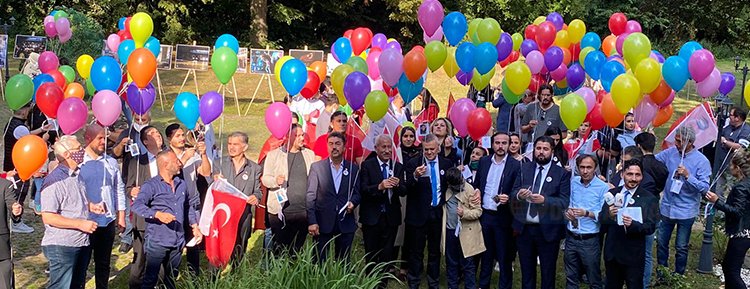 Köln’de 15 Temmuz şehitleri anısına 251 balon havaya bırakıldı