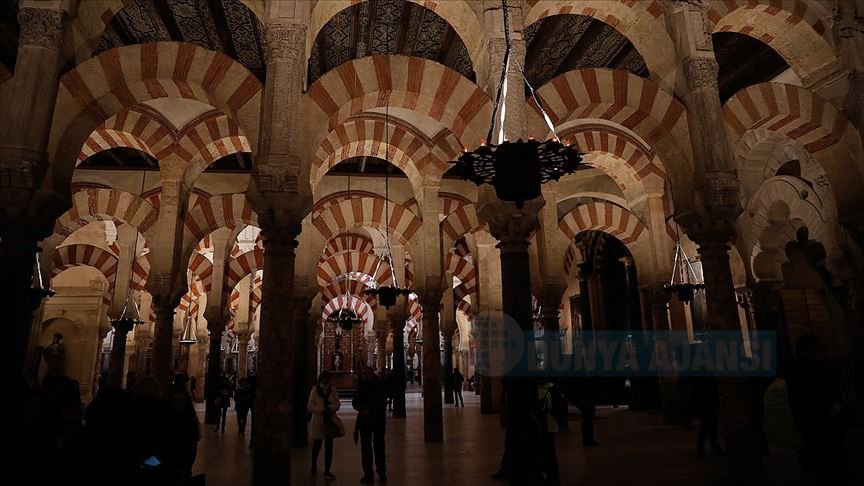 İspanya'daki birçok tarihi İslam eser ile Kurtuba Ulu Camii yıllardır Katoliklerin ibadetine açık