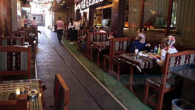 Türkiye’de lokanta, kafe gibi iş yerlerinin çalışma saatlerine yönelik kısıtlama kaldırıldı