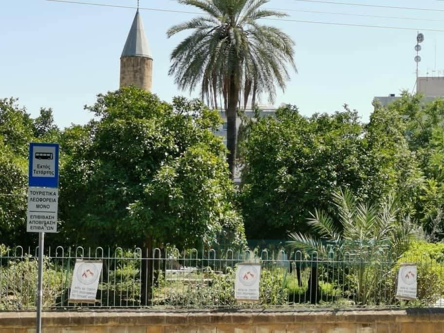 Lefkoşa’da Bayraktar Camii’ne tehditkar pankart asıldı