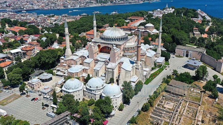 Ayasofya Camii'nde namaz kılınacak alanlara girişler yarın saat 10.00'da başlayacak