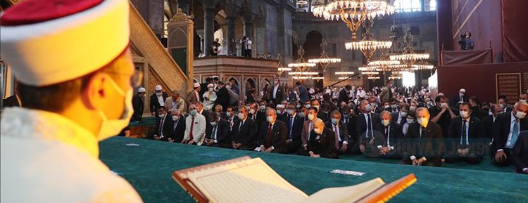 86 yıl sonra Ayasofya-i Kebir Cami-i Şerifi'nde kılınan cuma namazıyla ibadete açıldı