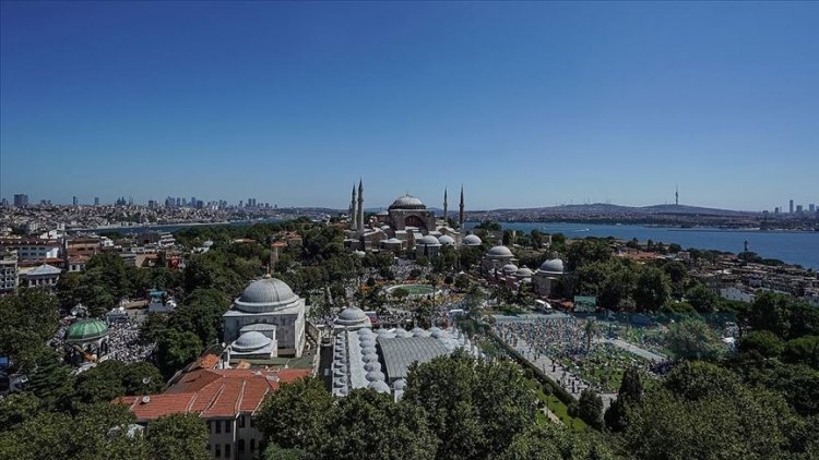 Ayasofya'nın minarelerinden 4 müezzin birlikte sela okudu