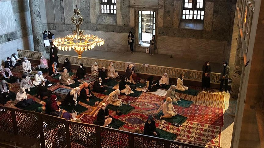 Ayasofya-i Kebir Cami-i Şerifi'nde kılınan namaza kadınlar da katıldı